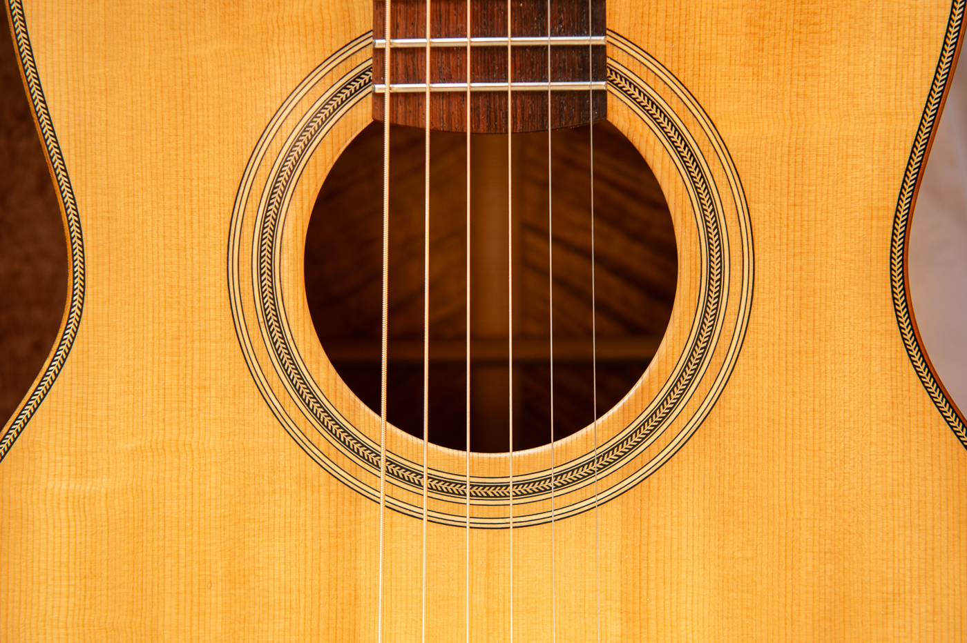 Selbstgebaute Gitarre mit Fichtendecke und Koazargen